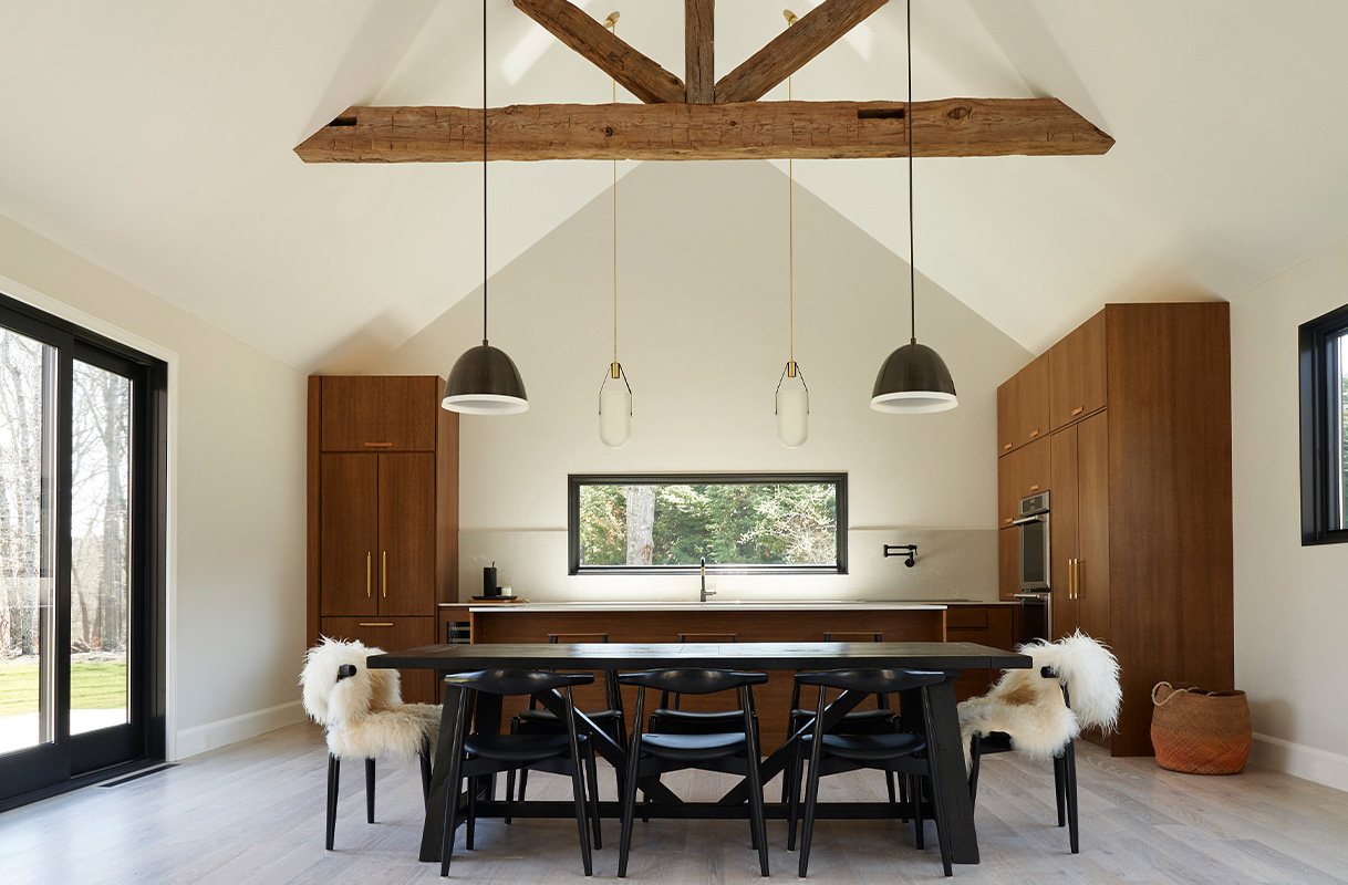 Amagansett, NY, 2018 / photographer: Adrian Gaut / featuring the Solna® SmartTouch® pull-down kitchen faucet.