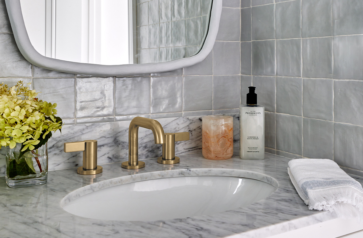 Interior Designer: Natalie Kraiem  / Long Branch, nj, 2022 / photographer: Kirsten Francis / featuring the litze® widespread lavatory faucet with low spout and extended lever handles in Brilliance® Luxe Gold®.