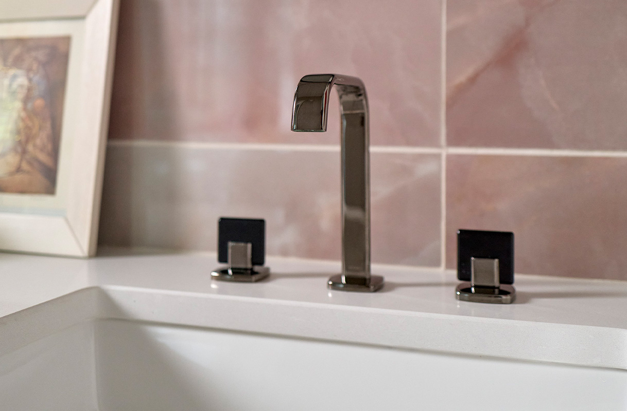 DENVER, CO, 2023 / PHOTOGRAPHER: ERIC LUCERO / FEATURING THE ALLARIA™ WIDESPREAD LAVATORY FAUCET WITH SQUARE SPOUT AND KNOB HANDLES IN BRILLIANCE® BLACK ONYX / MATTE BLACK 