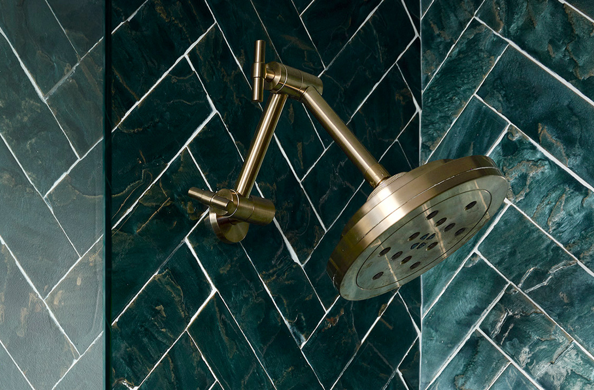 DENVER, CO, 2023 / PHOTOGRAPHER: ERIC LUCERO / FEATURING THE LITZE® H20KINETIC® SHOWER HEAD AND JOINTED WALL MOUNT SHOWER ARM IN BRILLIANCE® LUXE GOLD®