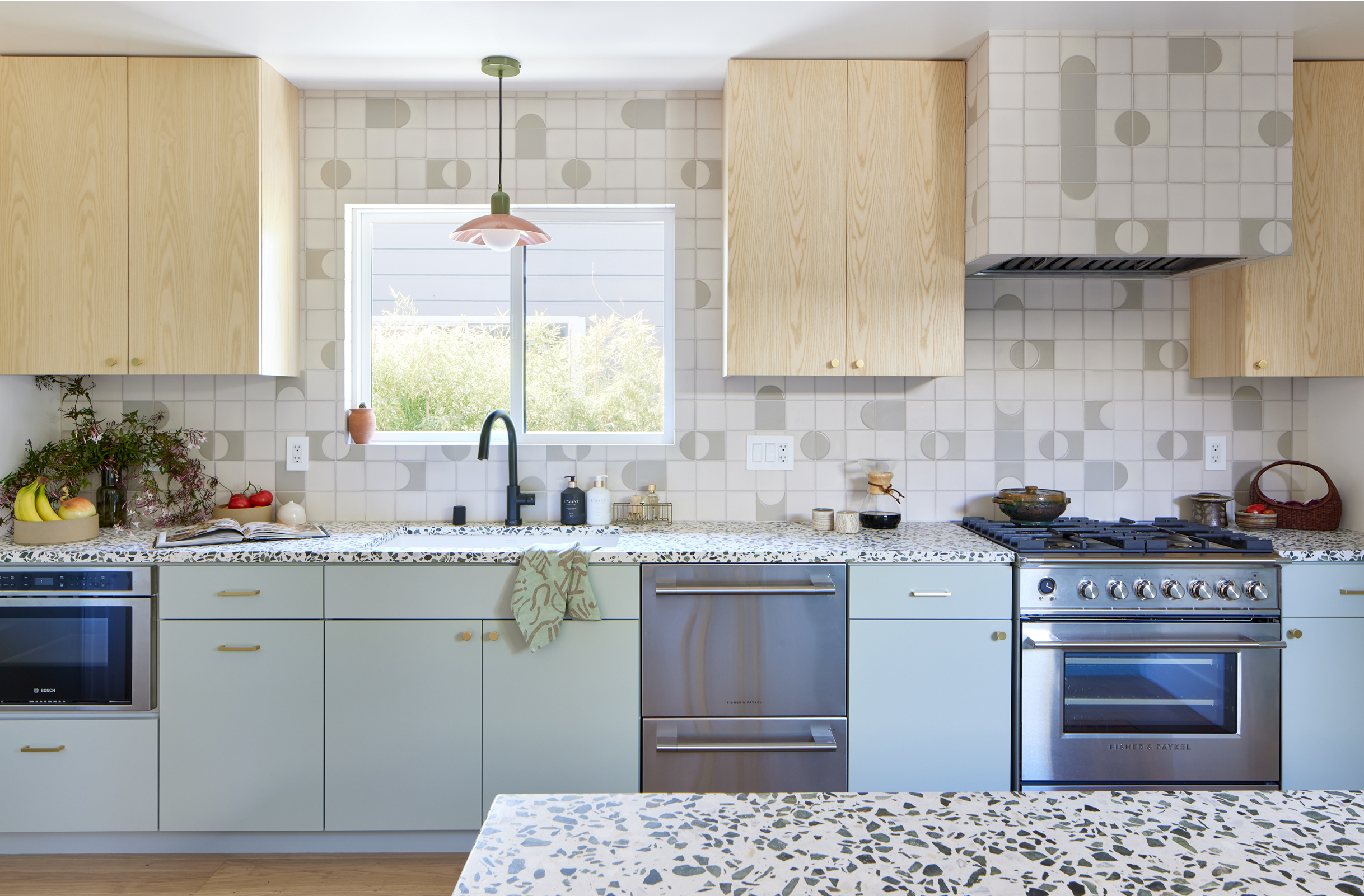 Interior Designer: Natalie Myers / Long Beach , CA 2023/ Photographer: Jessica Alexander / Featuring the Odin® Pull-Down Kitchen Faucet in matte black