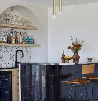 interior Designer: natalie myers / Ladera Heights, CA 2023/ Photographer: Jessica Alexander / Featuring the Litze® Single Handle Arc Pull Down Kitchen Faucet with arc spout Knurled Handle in matte black and Brilliance® luxe gold®