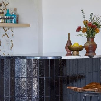 interior Designer: natalie myers / Ladera Heights, CA 2023/ Photographer: Jessica Alexander / Featuring the Litze® Single Handle Arc Pull Down Kitchen Faucet with arc spout Knurled Handle in matte black and Brilliance® luxe gold®
